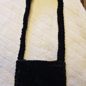 Bolso o cartera de terciopelo grueso de crochet negro