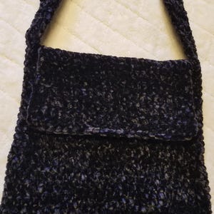 Bolso o cartera de crochet negro de terciopelo aplastado