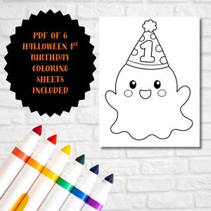 Op de afbeelding: Een zwarte stervormige afbeelding met oranje tekst PDF OF 6 HALLOWEEN 1ST BIRTHDAY COLORING SHEETS INCLUDED naast een witte kleurplaat van een geest met een feesthoedje met het cijfer 1, vergezeld door zes gekleurde viltstiften.