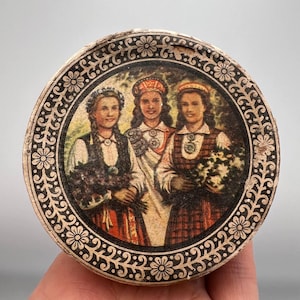 1960&#39;s DZINTARS RIGA Vintage Compact Face Puff Powder Box Cardboard Collectible