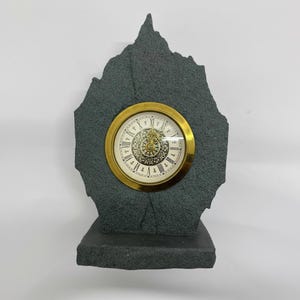 Reloj de sobremesa rústico vintage de pizarra, reloj de piedra natural, fabricado en Alemania Occidental.