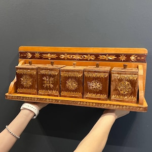 1980 Vintage Kitches Wooden Spice Rack 5 Containers Rustic Wall Shelf Folk Art