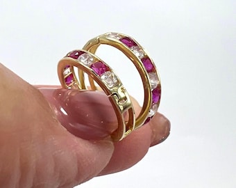14 kt geelgouden oorringen met roze en witte zirkoonstenen