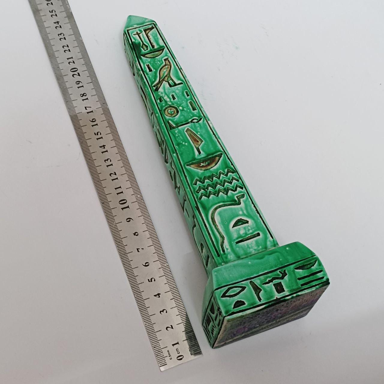 ヒエログリフが刻まれた緑のエジプトのオベリスク - ファラオの装飾