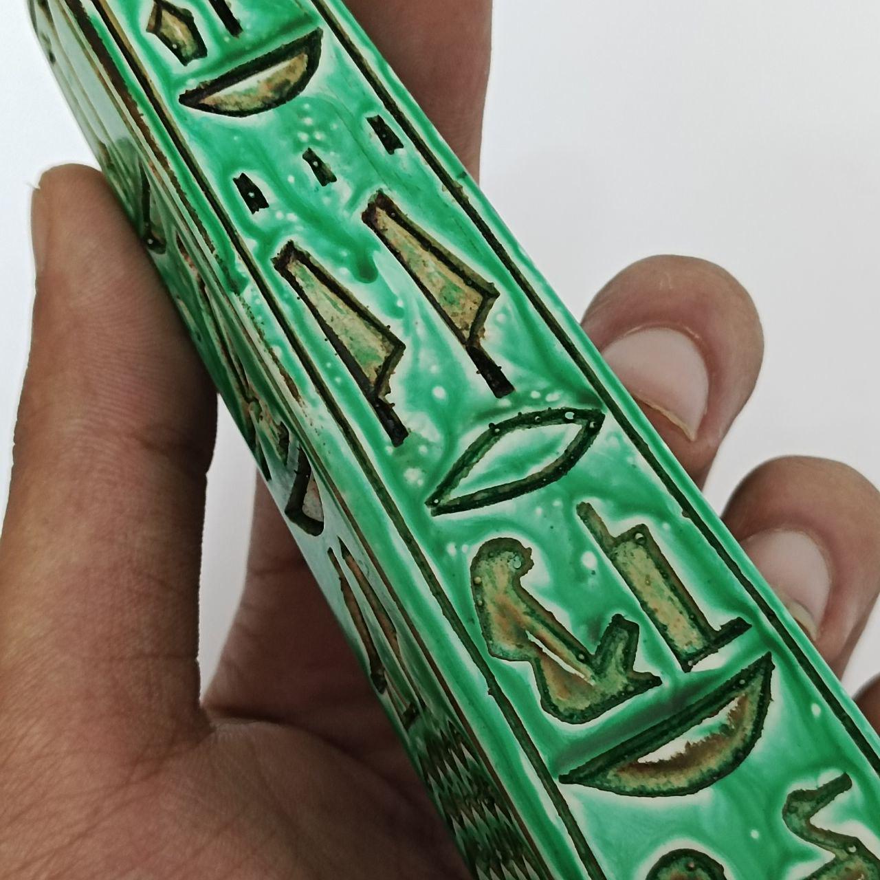 ヒエログリフが刻まれた緑のエジプトのオベリスク - ファラオの装飾