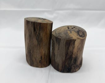 Juego rústico de salero y pimentero de madera con forma de tronco natural, estilo granja.