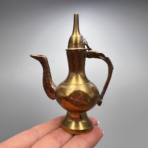 Bule de chá indiano antigo feito à mão em latão, decoração vintage para cozinha, bule de chá dourado, decoração étnica para casa, utensílio de chá de latão colecionável