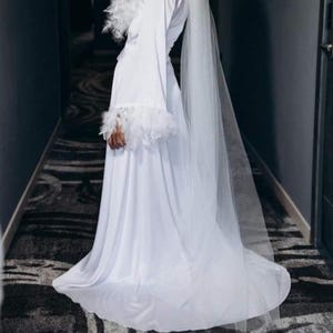 Bata de novia de plumas: kimono de satén con plumas de pavo desmontables