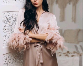 Bata de plumas de seda satinada: lencería nupcial, regalo de luna de miel