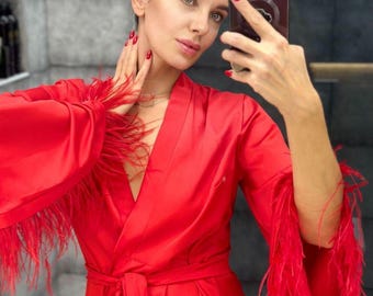 Bata de plumas de satén de seda roja: Kimono de tocador de novia, bata de fin de semana