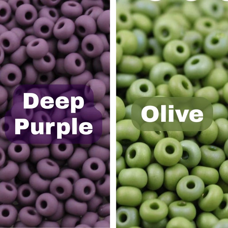 Pu&ograve; includere: Primo piano di due mucchi di perline. Uno &egrave; viola intenso e l'altro verde oliva. Il mucchio viola intenso ha il testo "Deep Purple" in bianco su sfondo viola. Il mucchio verde oliva ha il testo "Olive" in bianco su sfondo verde.