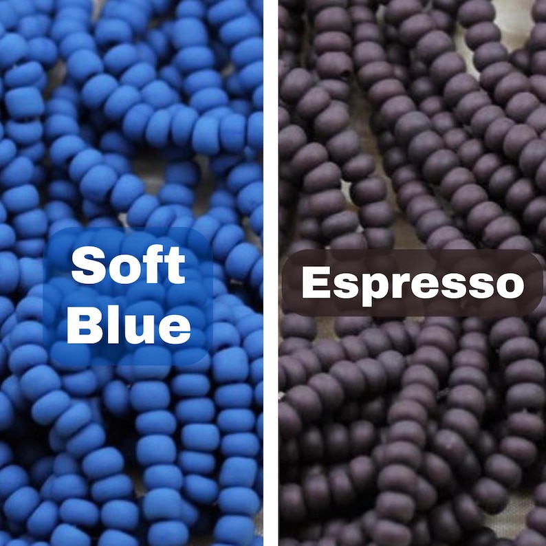 Pu&ograve; includere: Due immagini ravvicinate di perline. L'immagine a sinistra mostra perline blu tenue, mentre l'immagine a destra mostra perline color espresso. Il testo "Soft Blue" &egrave; sovrapposto all'immagine a sinistra e il testo "Espresso" all'immagine a destra.