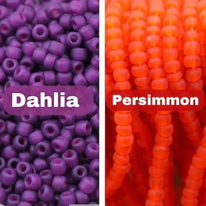 Pu&ograve; includere: Primo piano di due colori di perline: viola dalia e arancione kaki. Le perline dalia sono raggruppate, mentre le perline kaki sono infilate. Il testo "Dahlia" e "Persimmon" &egrave; visualizzato sull'immagine.