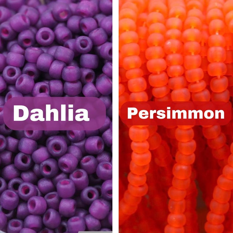 Pu&ograve; includere: Primo piano di due colori di perline: viola dalia e arancione kaki. Le perline dalia sono raggruppate, mentre le perline kaki sono infilate. Il testo "Dahlia" e "Persimmon" &egrave; visualizzato sull'immagine.