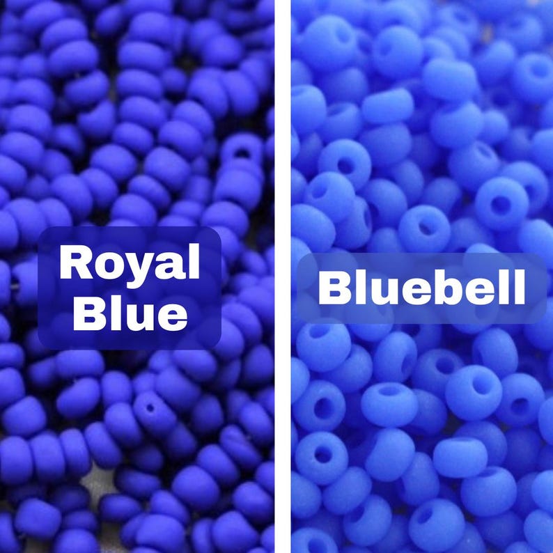 Pu&ograve; includere: Primo piano di due mucchi di perline blu. Uno &egrave; etichettato "Royal Blue" e l'altro "Bluebell". Le perline sono piccole, rotonde e hanno una finitura opaca. Ideali per la creazione di gioielli e l'artigianato.