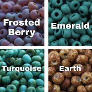 Pu&ograve; includere: Primo piano di quattro gruppi di perline di diversi colori. I colori sono Frosted Berry, Emerald, Turquoise e Earth. Ogni gruppo di perline ha un'etichetta di testo bianca con il nome del colore.
