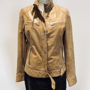 Blouson 100% cuir avec ceinture intégrée Blouson motard en cuir pour femme de couleur camel, blouson moto en cuir ajusté. État neuf !