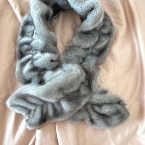 Vintage Silver Faux Fur Scarf – Glamorous & Soft – Elegant Wrap High-quality faux fur (imitation mink) collar without clasp vintage style