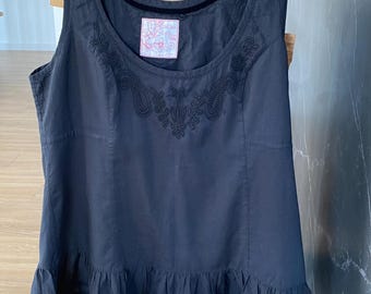 Boho Bestickte Schwarze Baumwollbluse: Ärmelloses Top mit Rüschensaum