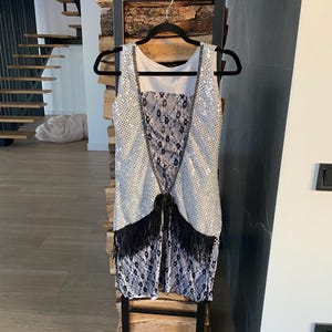 silver sequin flapper dress ZAPAKA Women 1920s Dress Black Fringes Glitter Flapper Dress with Sleeveless, Grey / M