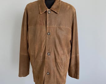 Può includere: Giacca in pelle scamosciata marrone con collo e chiusura con bottoni. La giacca ha maniche lunghe e un design classico. Il colore è un marrone medio caldo. La giacca sembra essere in buone condizioni.