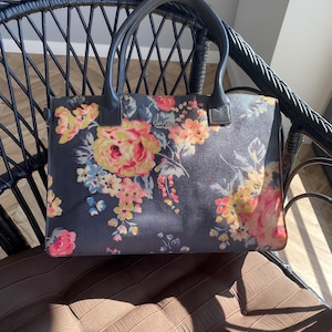 Cath Kidston Floral Shopper Tote – Oilcloth Coated Cotton – 38×27 cm – Zipper Closure – Shoulder Bag