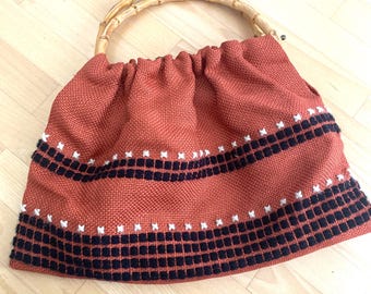 Bolso vintage con asas de bambú, estilo étnico, tejido a mano.