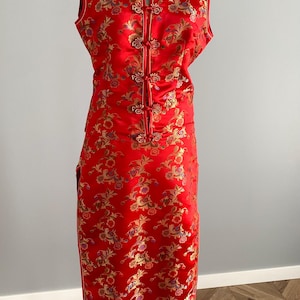 Vintage Chinese Qipao Cheongsam – Red & Gold Floral Brocade – Sleeveless High Collar Dress – Size S-M-like new