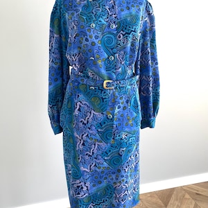 Vintage Delmod Kostüm – Geometrischer Print – Blaues Set aus Blazer und Rock – Größe L – Zweireihig mit Gürtel