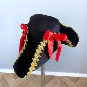 Sombrero pirata de terciopelo negro con tricornio: ribete dorado y lazos rojos - Disfraz de cosplay