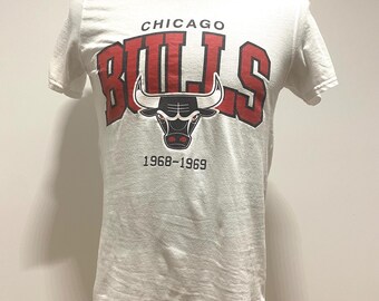 希少なミッチェル＆ネス シカゴ・ブルズ Tシャツ | 1968～69 レトロ