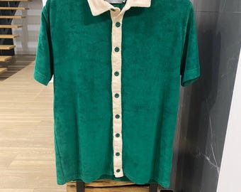 Camisa de toalla retro de los años 50 de Madcap England Salton para hombre, talla M, estilo moderno en verde alegre, cuello en contraste de inspiración vintage.