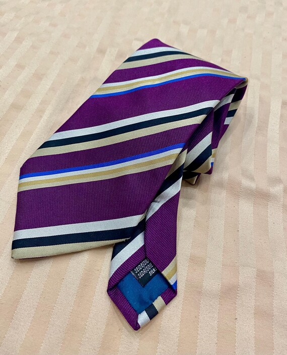 Cravate Homme En Soie 100% – Bleu Rayures Blanches Et Fines Rayures Violettes – 7 Cm – Italie