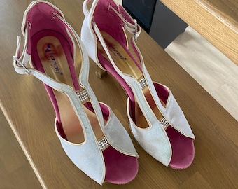 Zapatos de baile latino Lidmag Italy con tira en T, tacón con pedrería y purpurina, puntera abierta, ideales para salsa, bachata y baile de salón. Talla EU39.5, US8.5, UK6. Tacón de 7 cm.