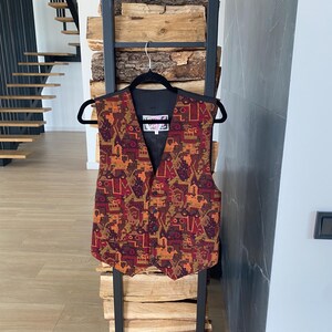 Gilet vintage da uomo in arazzo arancione, marrone, bordeaux con motivi geometrici astratti EU48 US40 M, capo classico e di carattere.
