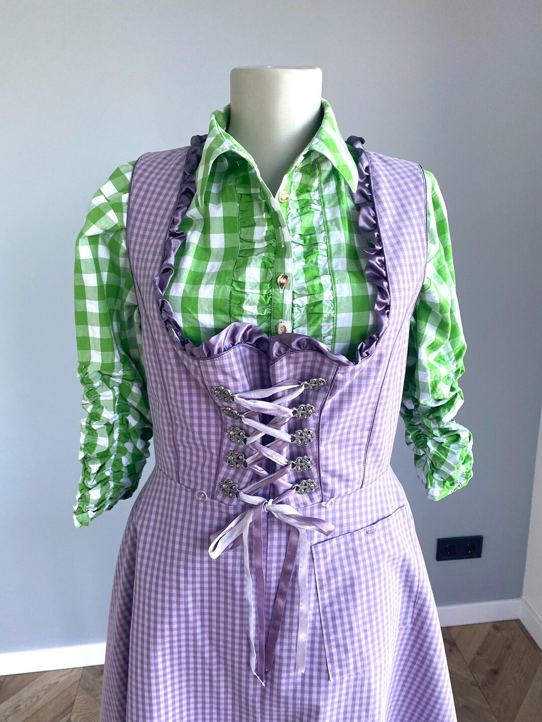 グリーンギンガムチェックバイエルンブラウス：コットンフリルフォーク