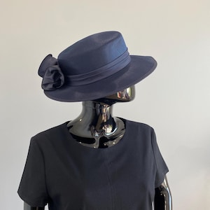 Sombrero vintage azul marino de ala ancha con flor para mujer (talla UK -58 cm) - Sombrero de lujo para ocasiones especiales - Elegante tocado formal