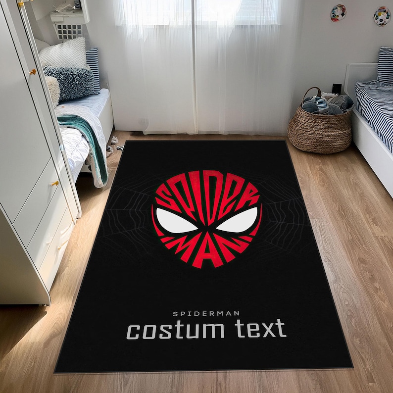 K&ouml;nnte beinhalten: Schwarzer rechteckiger Teppich mit einem rot-wei&szlig;en Spider-Man-Gesichtsdesign. Der Teppich hat das Wort "SPIDERMAN" in einer kreisf&ouml;rmigen Schriftart und den Text "costum text" in Wei&szlig;. Ein Spinnennetz-Design ist sichtbar.