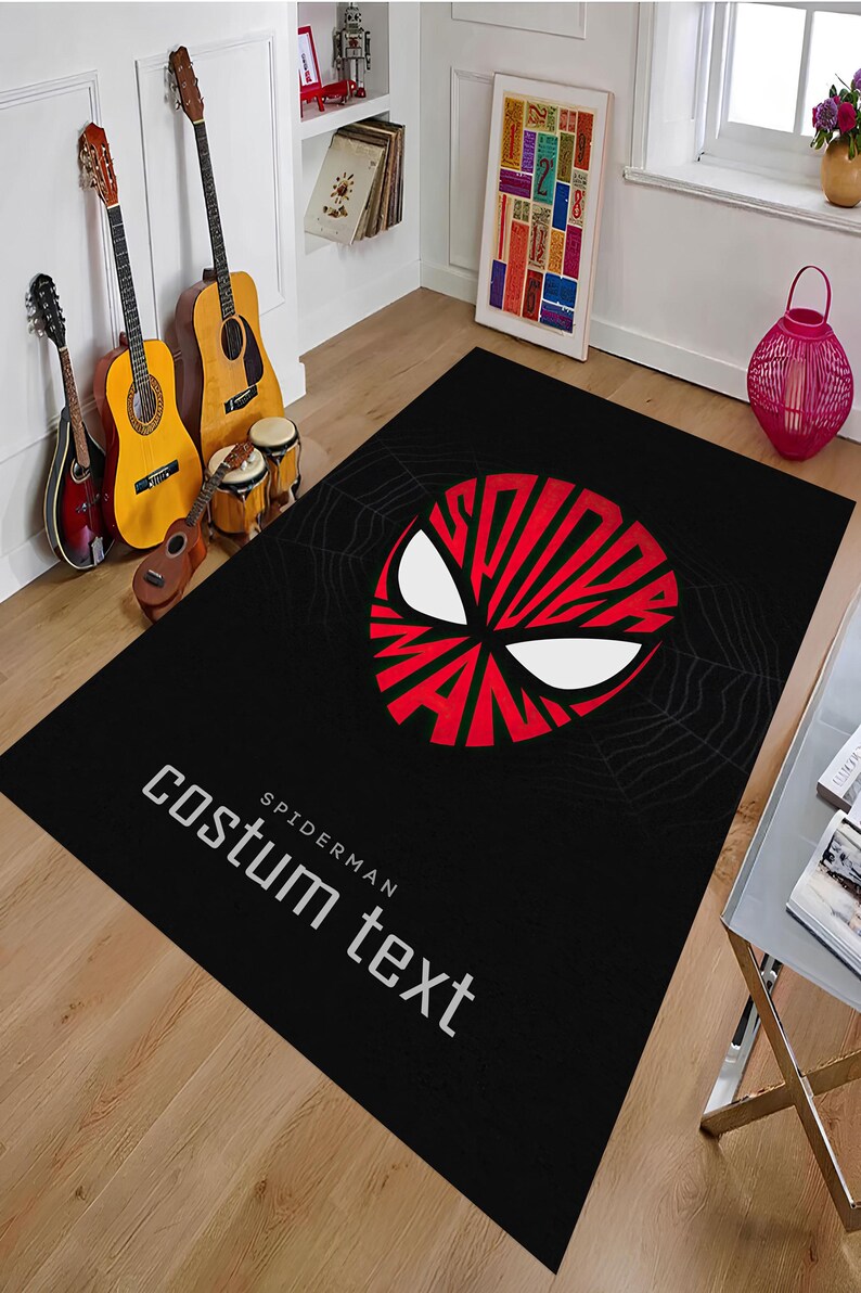 K&ouml;nnte beinhalten: Schwarzer rechteckiger Teppich mit einem rot-wei&szlig;en Spider-Man-Masken-Design. Der Teppich hat die wei&szlig;en W&ouml;rter "costum text" und "Spider-Man". Der Teppich liegt auf einem Holzboden.