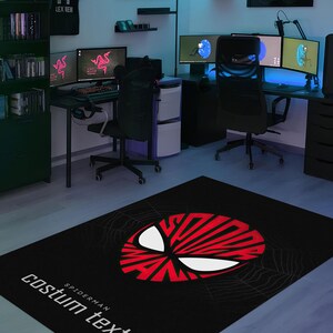 K&ouml;nnte beinhalten: Schwarzer rechteckiger Teppich mit einem rot-wei&szlig;en Spider-Man-Masken-Design. Der Teppich hat die wei&szlig;en W&ouml;rter "costum text" und "spiderman". Ein Spinnennetz-Design befindet sich im Hintergrund.