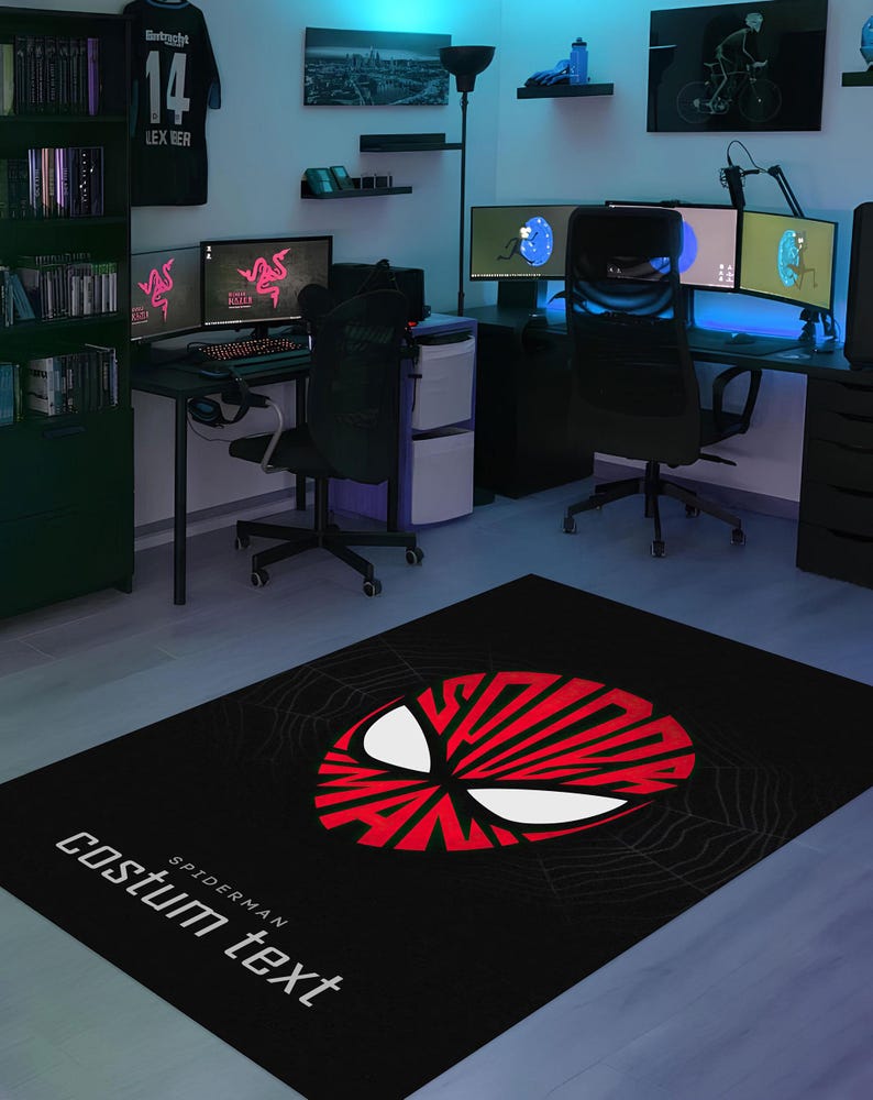 K&ouml;nnte beinhalten: Schwarzer rechteckiger Teppich mit einem rot-wei&szlig;en Spider-Man-Masken-Design. Der Teppich hat die wei&szlig;en W&ouml;rter "costum text" und "spiderman". Ein Spinnennetz-Design befindet sich im Hintergrund.