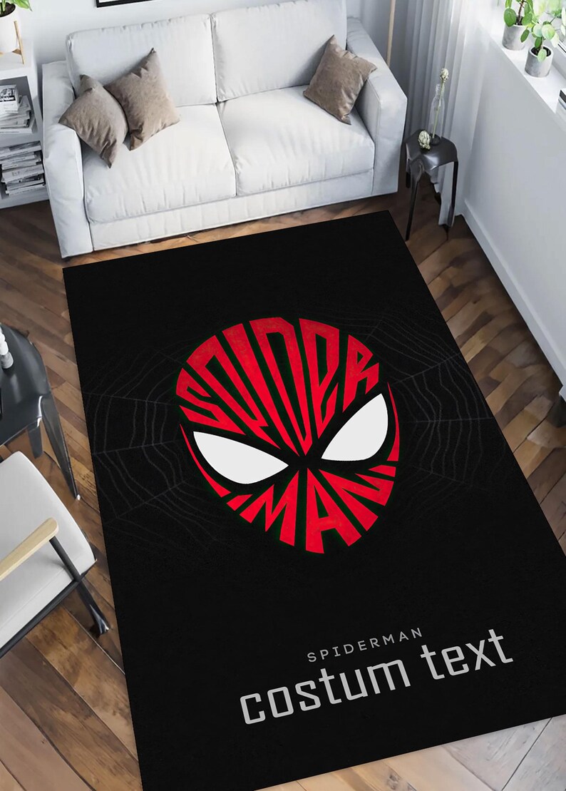 K&ouml;nnte beinhalten: Schwarzer rechteckiger Teppich mit einem rot-wei&szlig;en Spider-Man-Masken-Design. Das Wort "SPIDERMAN" ist in das Design der Maske integriert. Der Text "costum text" ist darunter in Wei&szlig; gedruckt.