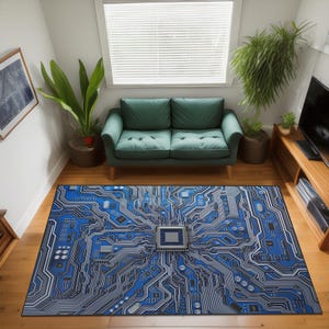Può includere: Un tappeto rettangolare con un design a circuito stampato blu e grigio. Il tappeto presenta un elemento quadrato centrale e percorsi intricati, creando un'estetica ispirata alla tecnologia. Il tappeto è posizionato su un pavimento in legno in un soggiorno.