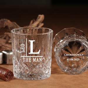 Gravierte Old Fashion Whiskygläser, personalisiertes Whiskyglas, kundenspezifische Glasgeschenke für ihn, geätzte Groomsmangläser, Glas für Whiskytrinker