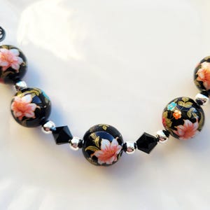 NUOVE graziose perline Tensha giapponesi a forma di giglio da giardino su nero da 12 mm con cristallo Swarovski Jet da 6 mm (5)