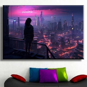 Könnte beinhalten: Digitaler Kunstdruck einer Person auf einem Dach, die eine futuristische Stadtlandschaft in der Abenddämmerung betrachtet. Der Himmel wechselt von Rosa zu Lila, wobei Stadtlichter ein lebendiges Leuchten erzeugen. Das Wort "PENURE" ist in Weiß geschrieben.