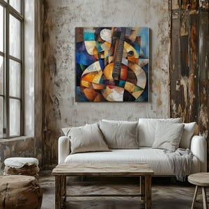 Op de afbeelding: Abstract schilderij van een gitaar in kubistische stijl. Het kunstwerk toont een gitaar met een bruine body en hals, tegen een achtergrond van geometrische vormen in blauwe, oranje en bruine tinten. Het schilderij wordt aan een muur boven een witte bank getoond.