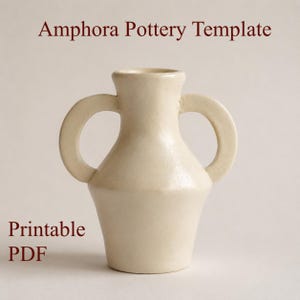 Puede incluir: Una plantilla de cerámica de ánfora de color crema con dos asas redondeadas y un cuello estrecho. El texto "Amphora Pottery Template" aparece en la parte superior y el texto "Printable PDF" se encuentra en la esquina inferior izquierda.