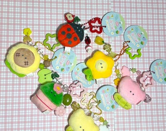 Llaveros con dijes de cuentas y peluches de flores de jardín a juego para parejas o amigos.
