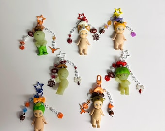 Llaveros personalizados con dijes de cuentas de colores de la mascota universitaria Smiski/Sonny Angel para el día del partido, fútbol americano de la SEC, banda, porristas